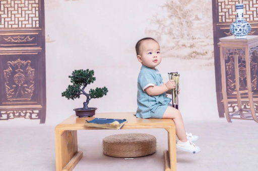 章丘宝宝边吃奶边挣扎烦躁